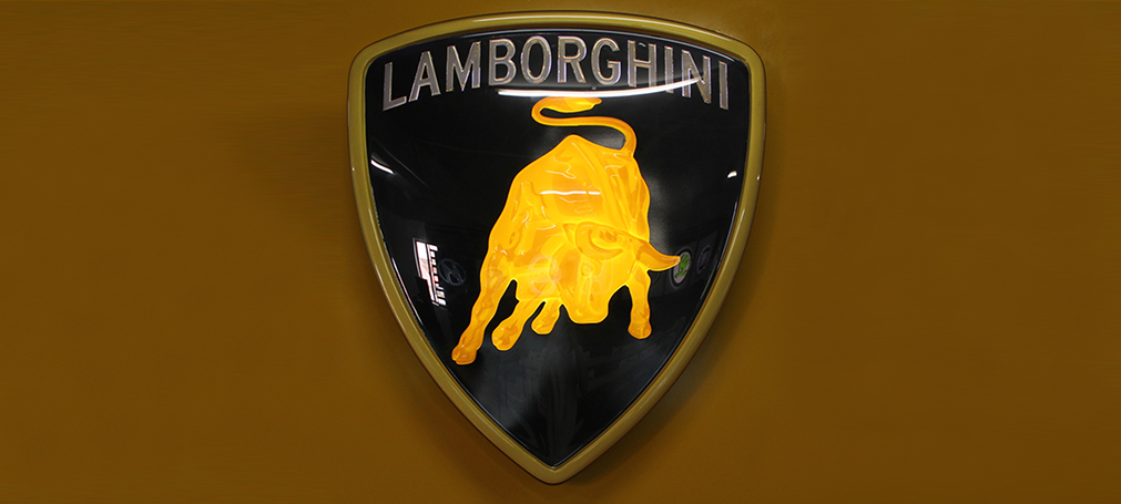 看艺术家是怎样给兰博基尼4S店制作车标的